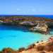 Baia dell'Isola dei Conigli  Appartenente allarcipelago delle Pelagie, lIsola dei Conigli  separata da Lampedusa da uno strettissimo braccio di mare e rappresenta una riserva naturale fortemente protetta. Accoglie una spiaggia dalla sabbia bianca che ogni anno accoglie migliaia di tartarughe che depongono qui le loro uova